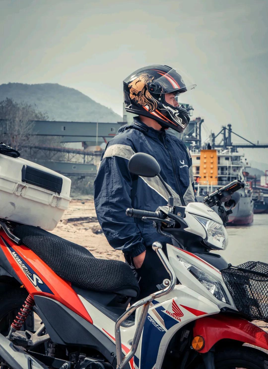 我手机里有很多关于骑行的图片。但是，我还是感觉下面这两张图片更有代表性，朋友都说