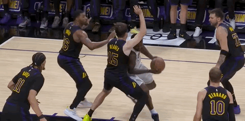 里夫斯的进攻到末节逐渐复苏，防锡安手腕切到球，看上去真疼。鹈鹕vs湖人