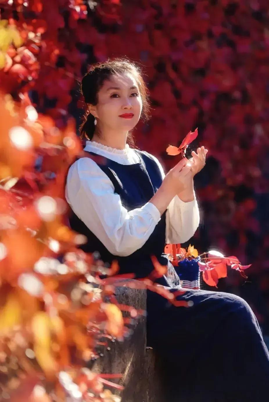秋风知我意，叶落尽相思。#人像摄影# #秋叶倩影# #秋叶伊人# #美女加秋韵#