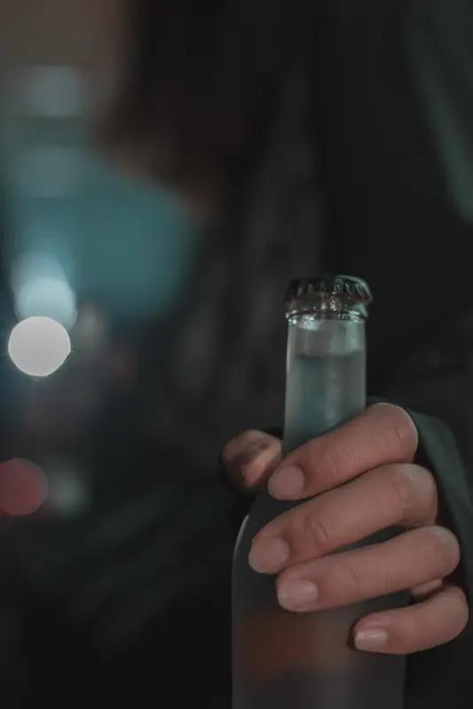 很多喝酒脸红的人，体内的乙醛脱氢酶活性低或者缺乏。这样一来，酒精代谢产生的乙醛就