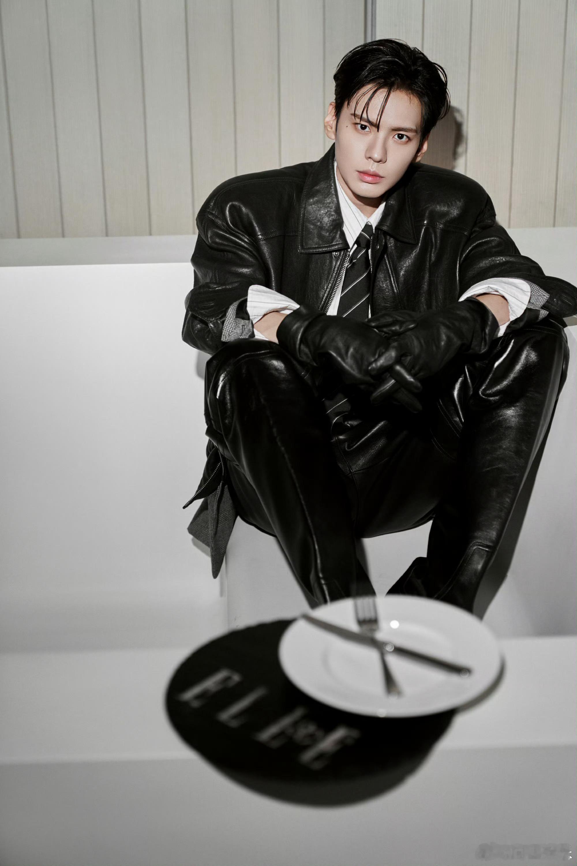 毕雯珺的腿比我人生都长 给大家介绍一下，这是我老公毕雯珺，他湿发皮衣向我们走来了