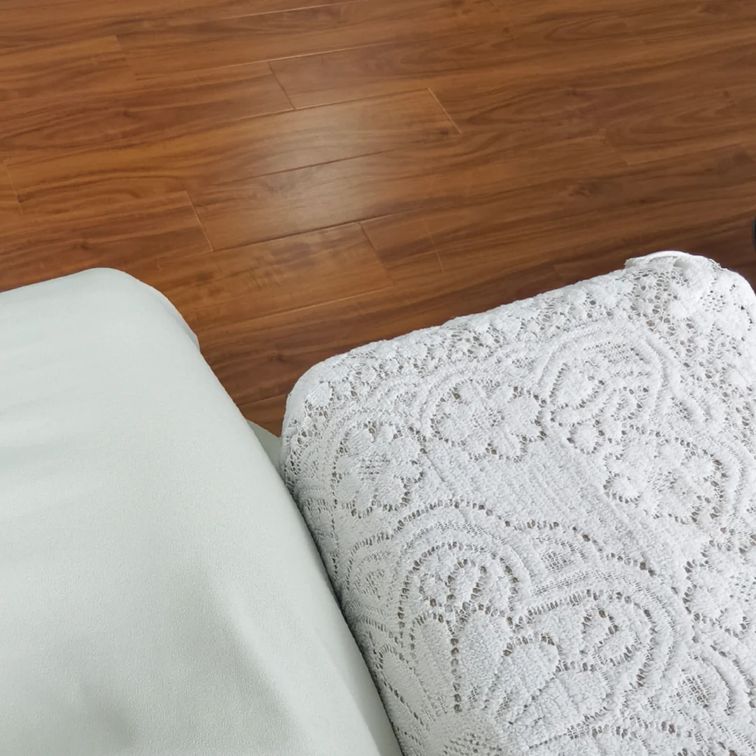 我也是坐上铺蕾丝盖巾的沙发了