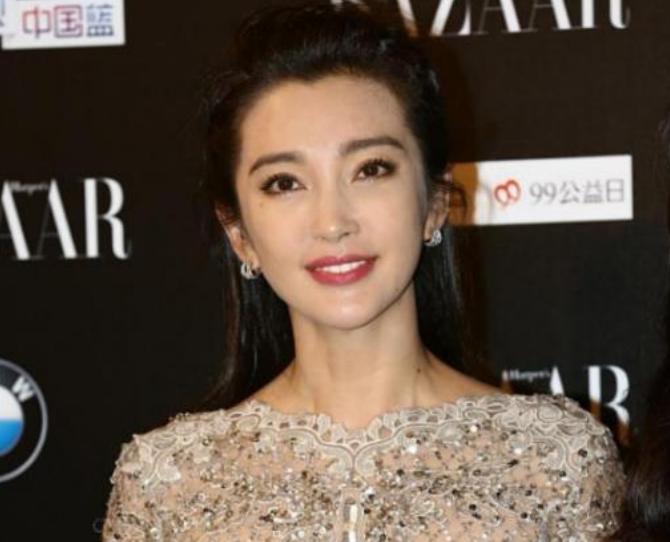 1996年，貌美如花的李冰冰刚出道不久，深深吸引了富豪石涛。

石涛捧着豪宅钥匙