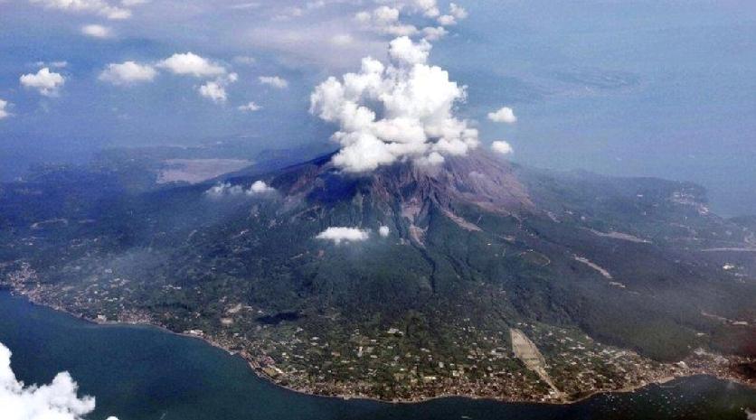 日本南部鹿儿岛市的樱岛火山再度爆发，这是今年首次大规模喷发，也是自去年12月13