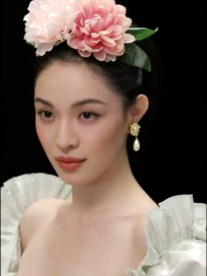 钟楚曦工作室审美 看到钟楚曦工作室这套出发图第一反应就是《好东西》小叶那个欧洲古