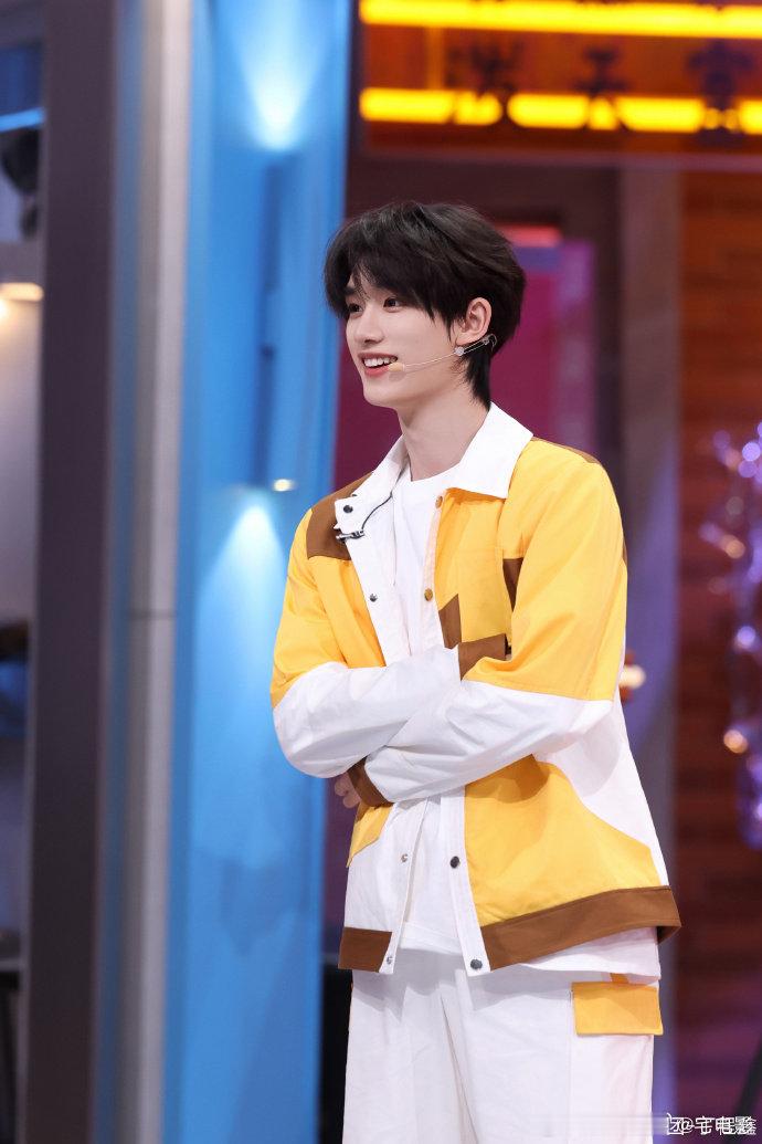 眼睛滴溜一转全是鬼点子！丁程鑫复读“我觉得”，张颜齐直接被拿捏～ 