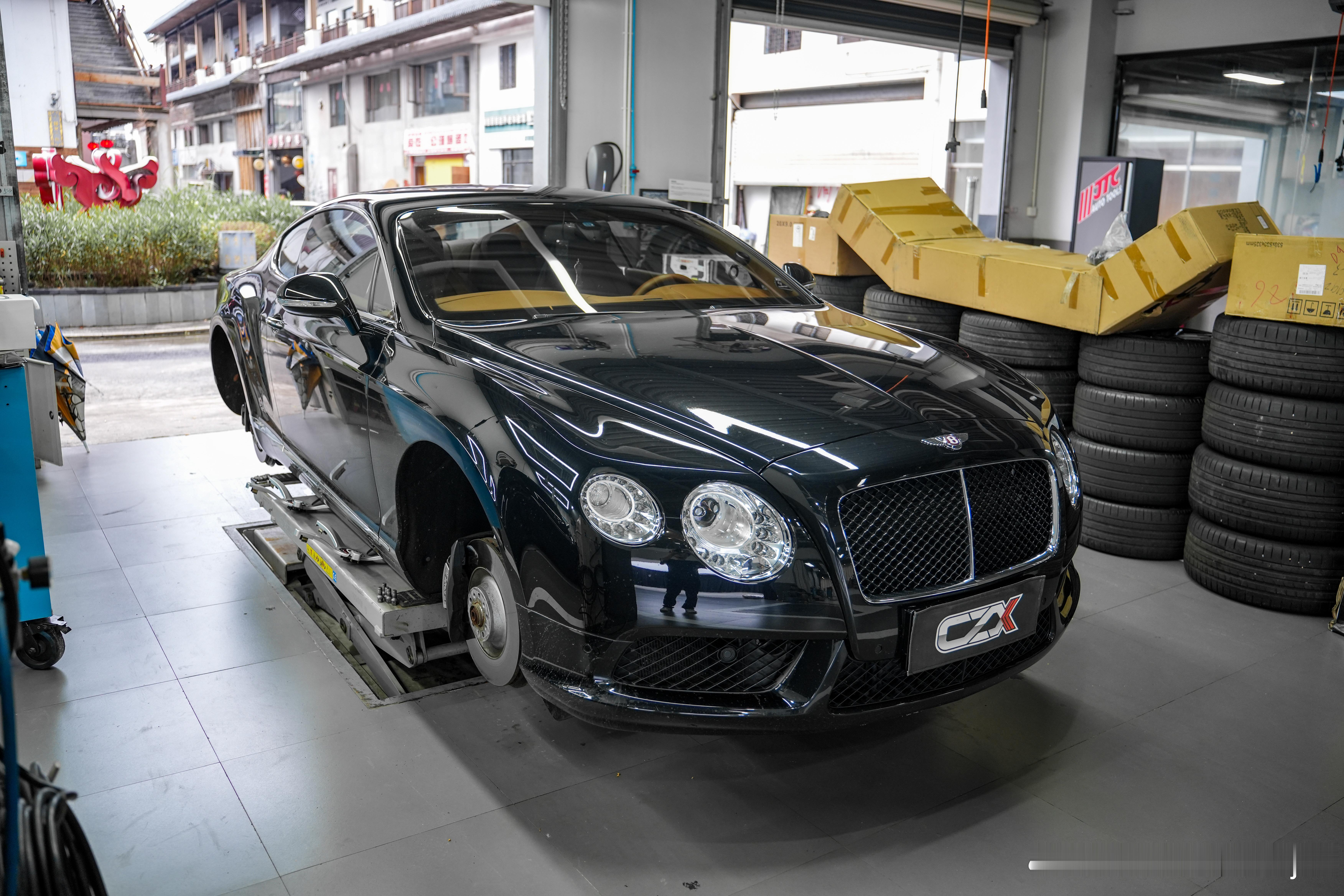 宾利欧陆GT 轮毂变形修复1颗Hunter道路力动平衡机检测轮毂变形位置CORG