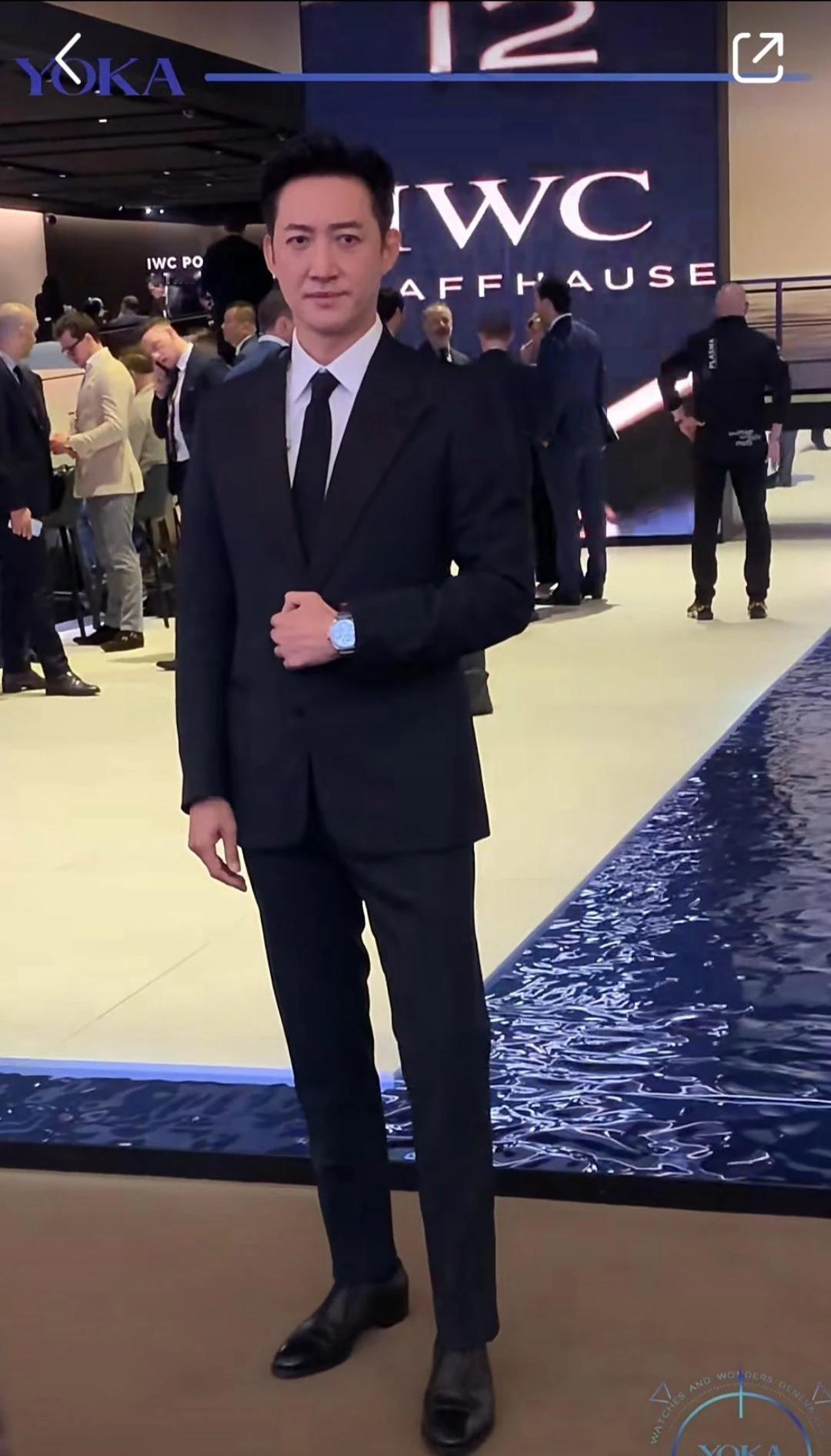 王阳亮相日内瓦高级钟表展！
笔挺的西装很有质感，身材好，气质高贵，这就是男人魅力