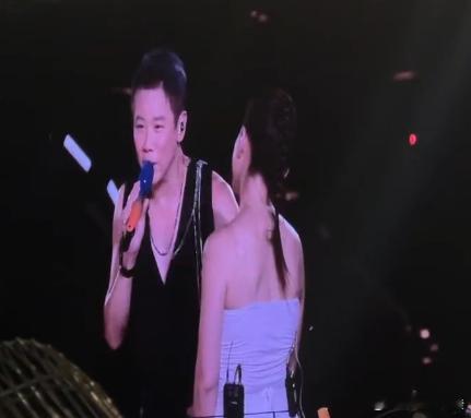 在陶喆演唱会上当捧哏  陶喆昨晚的表演简直绝了，小插曲变大秀场，看来他不止会唱歌