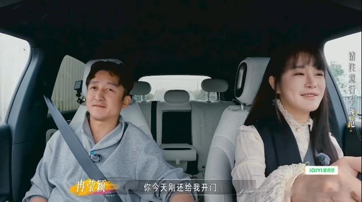 冉莹颖邹市明因为开车门吵架冉莹颖下意识躲开邹市明挑下巴 邹市明帮忙开车门本来挺正