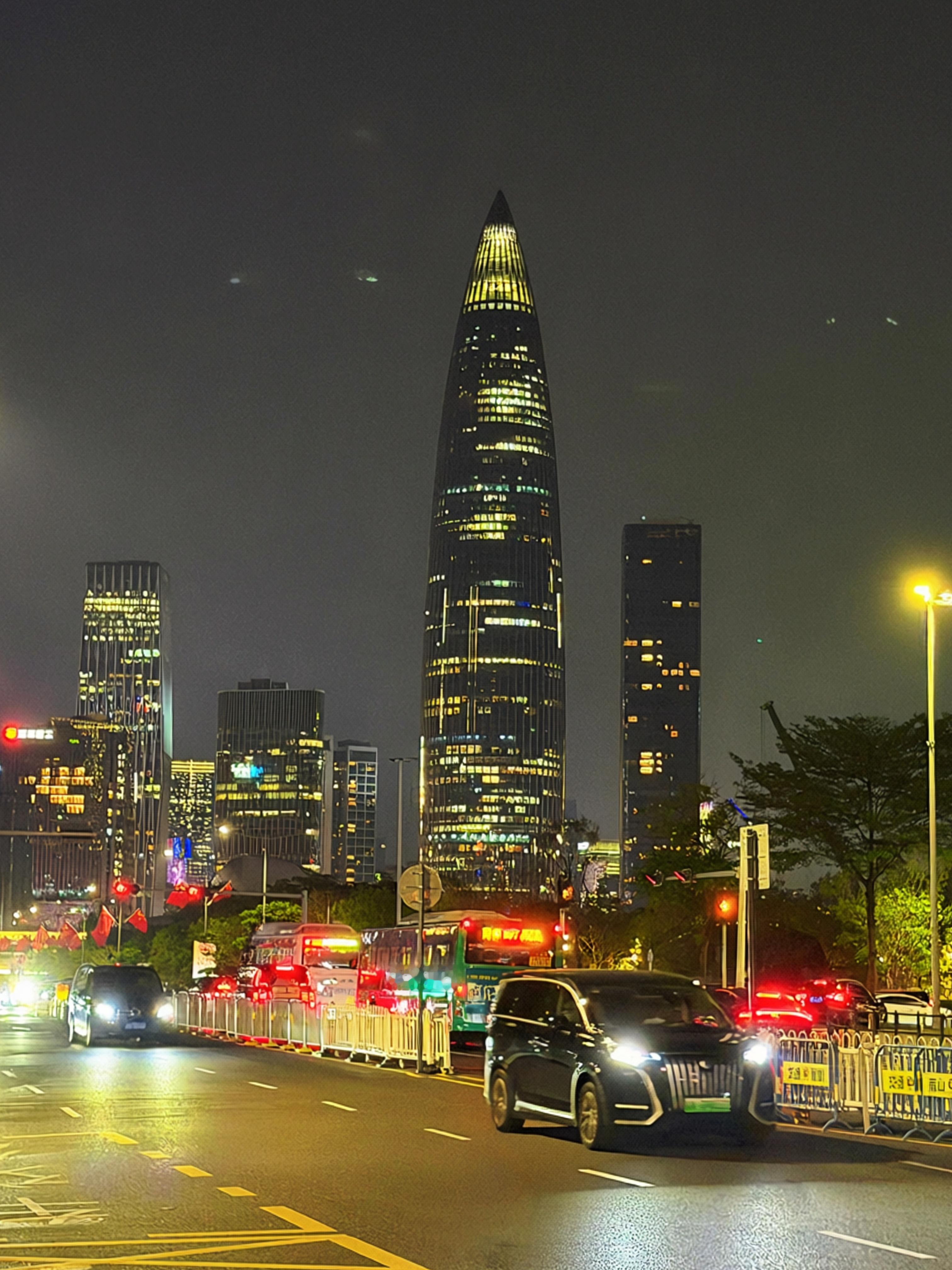 读懂深圳读懂奋斗的力量深圳是个好城市，自然景致融入城市角落，包容的氛围给奋斗者更