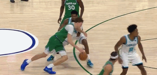 弗拉格就这么霸道
顶着防守还能正面隔扣大中锋
这个球是真的强，弗拉格利用速度甩开