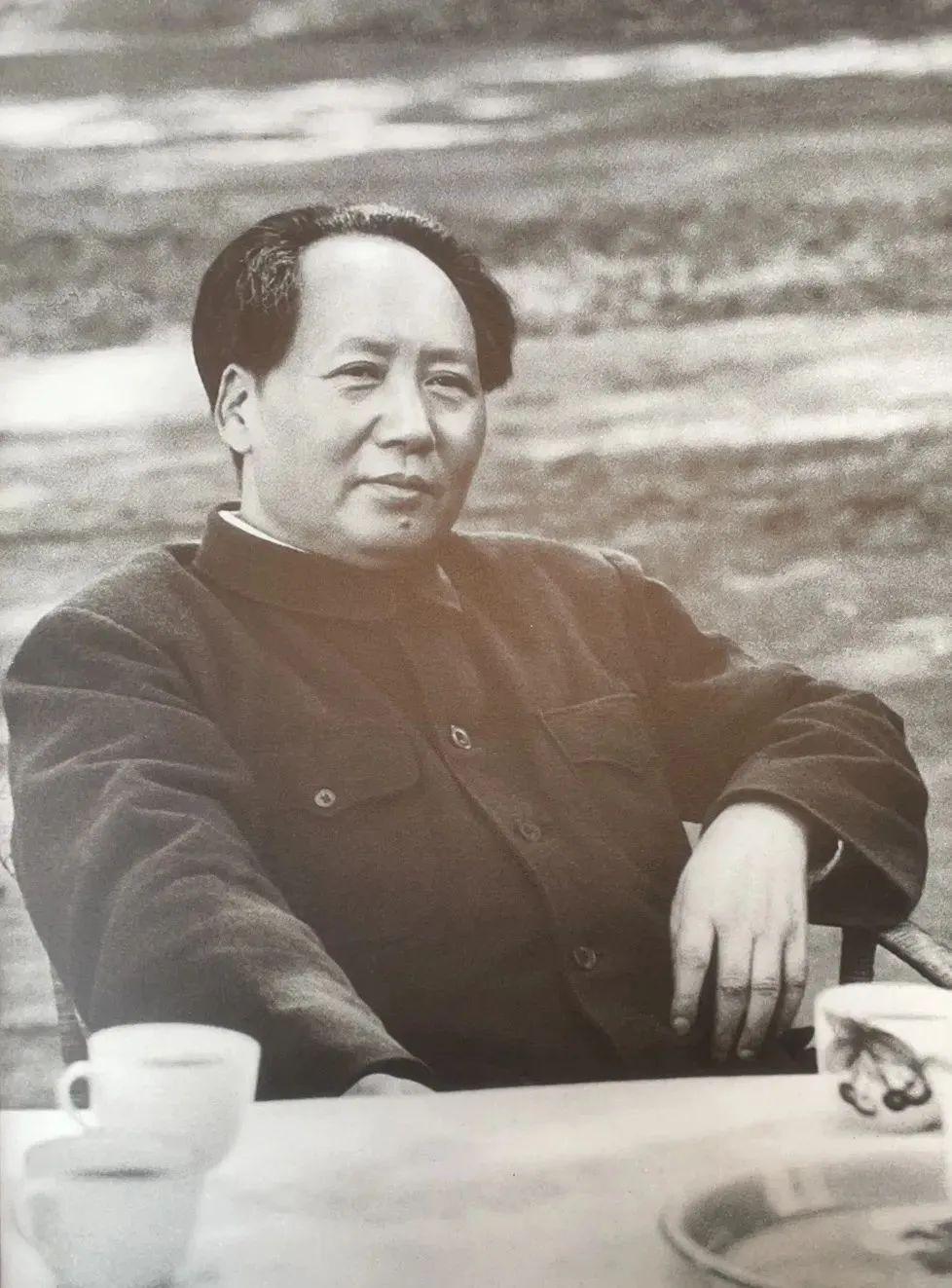3万对阵40万，毛主席凭啥打出四渡赤水千古奇谋？
 
四渡赤水为何堪称神来之笔？