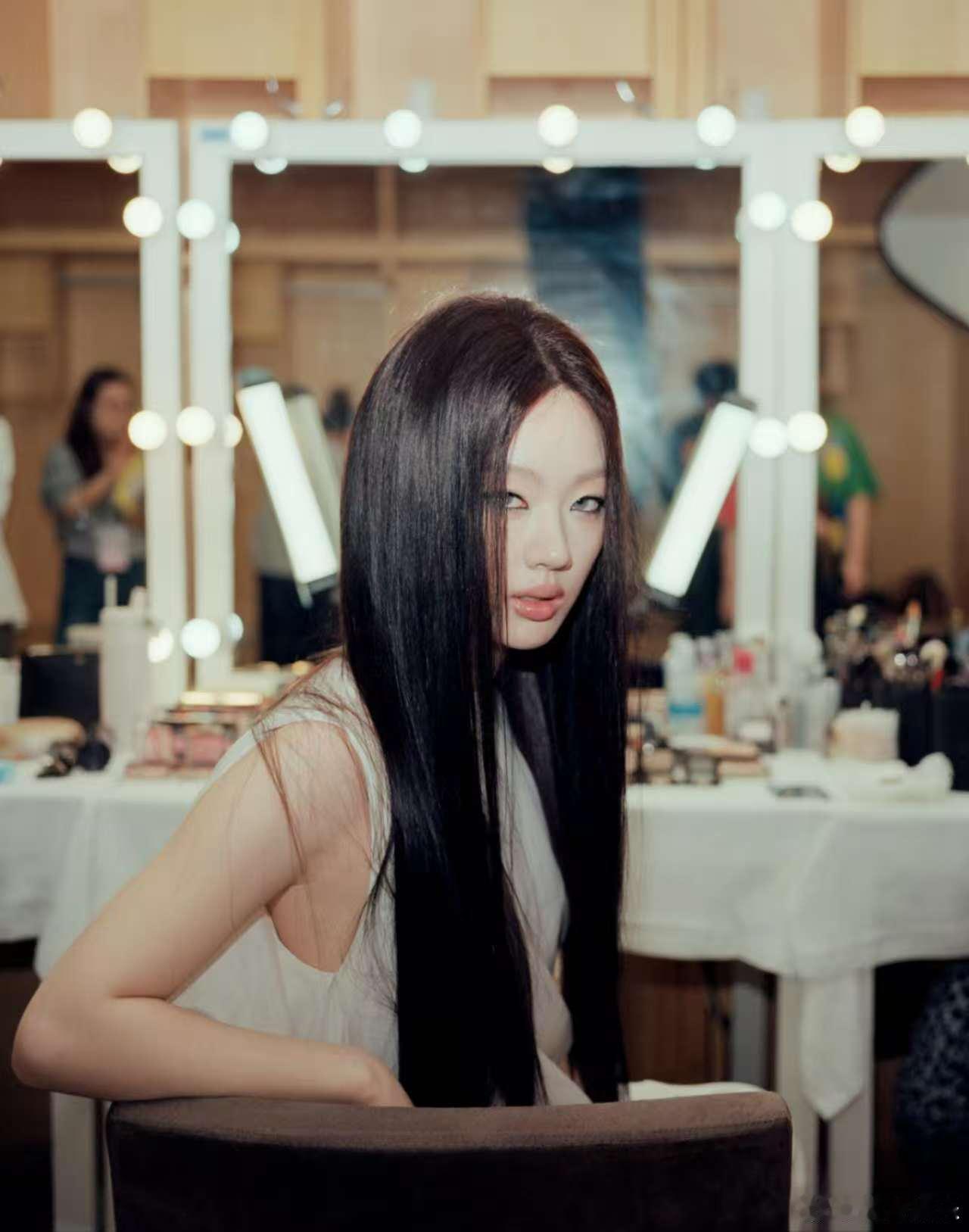 单依纯歌手房间是谁布置的歌手2025单依纯房间引发全网热议！导演组快出来揭秘，不