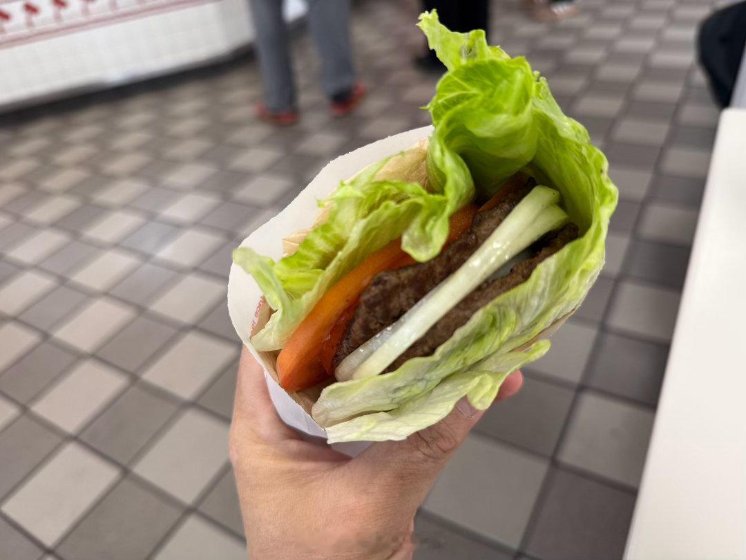 娃馋In N Out了。我继续吃Protein Style，无面饼无奶酪无酱汁，