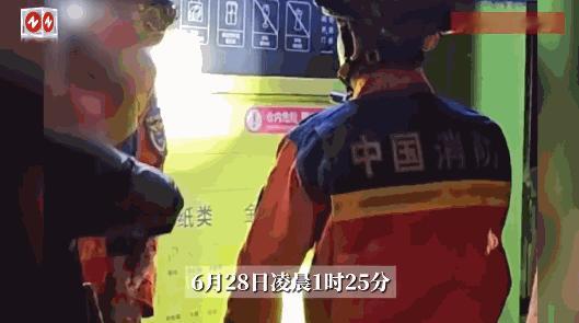 “场面太尴尬！”6月28日凌晨，江苏徐州一名68岁大妈出门丢旧衣，结果刚扔完才发