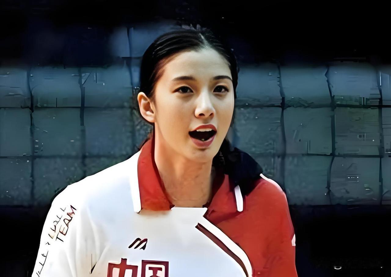 她是前中国女排主力副攻李月明，不少老球迷称她是“排球场的奥黛丽·赫本”。身高18
