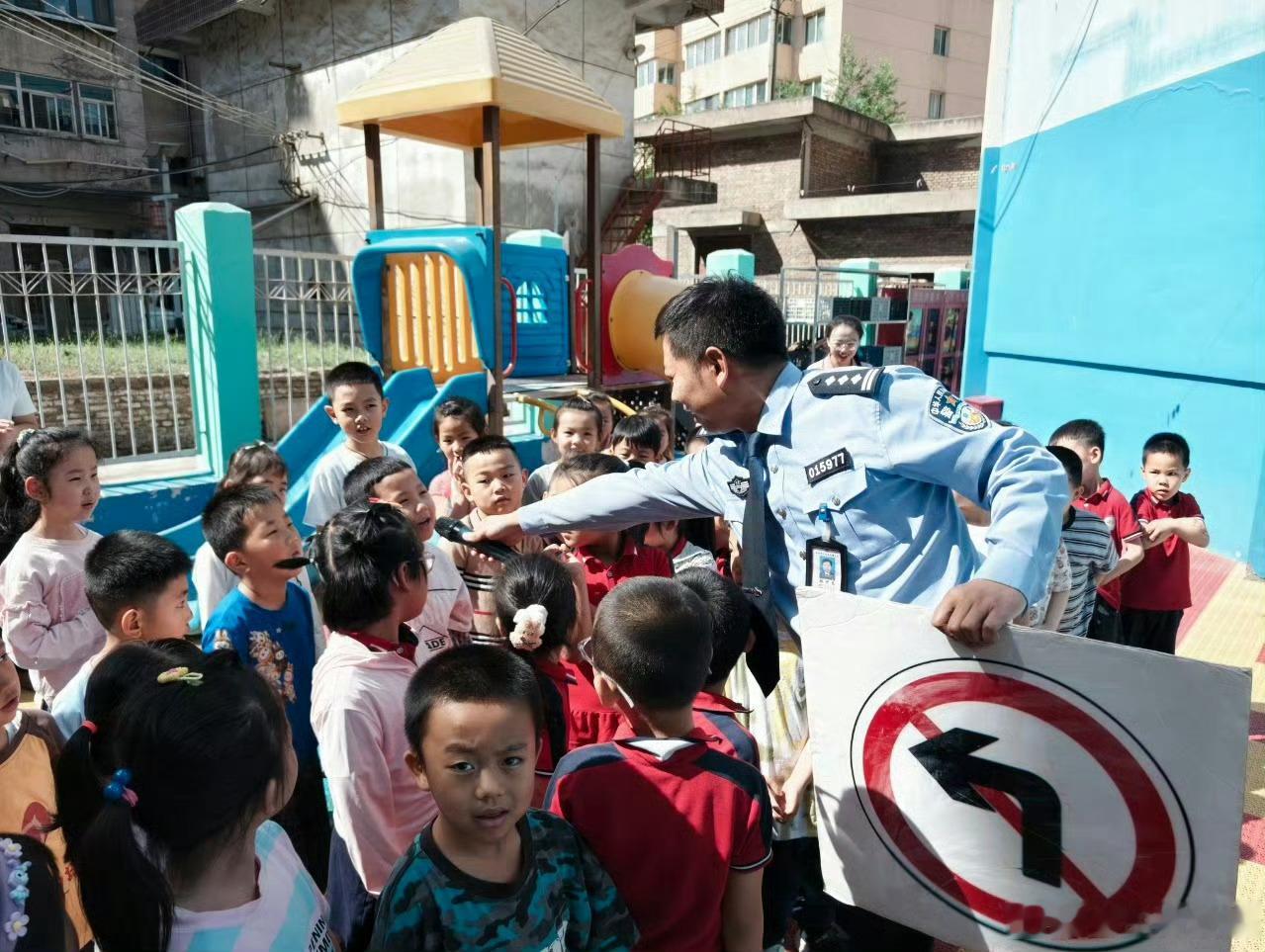 兰州公安交警东岗大队六一护苗行动 【六一“警”色暖童心，安全课堂进校园】 202