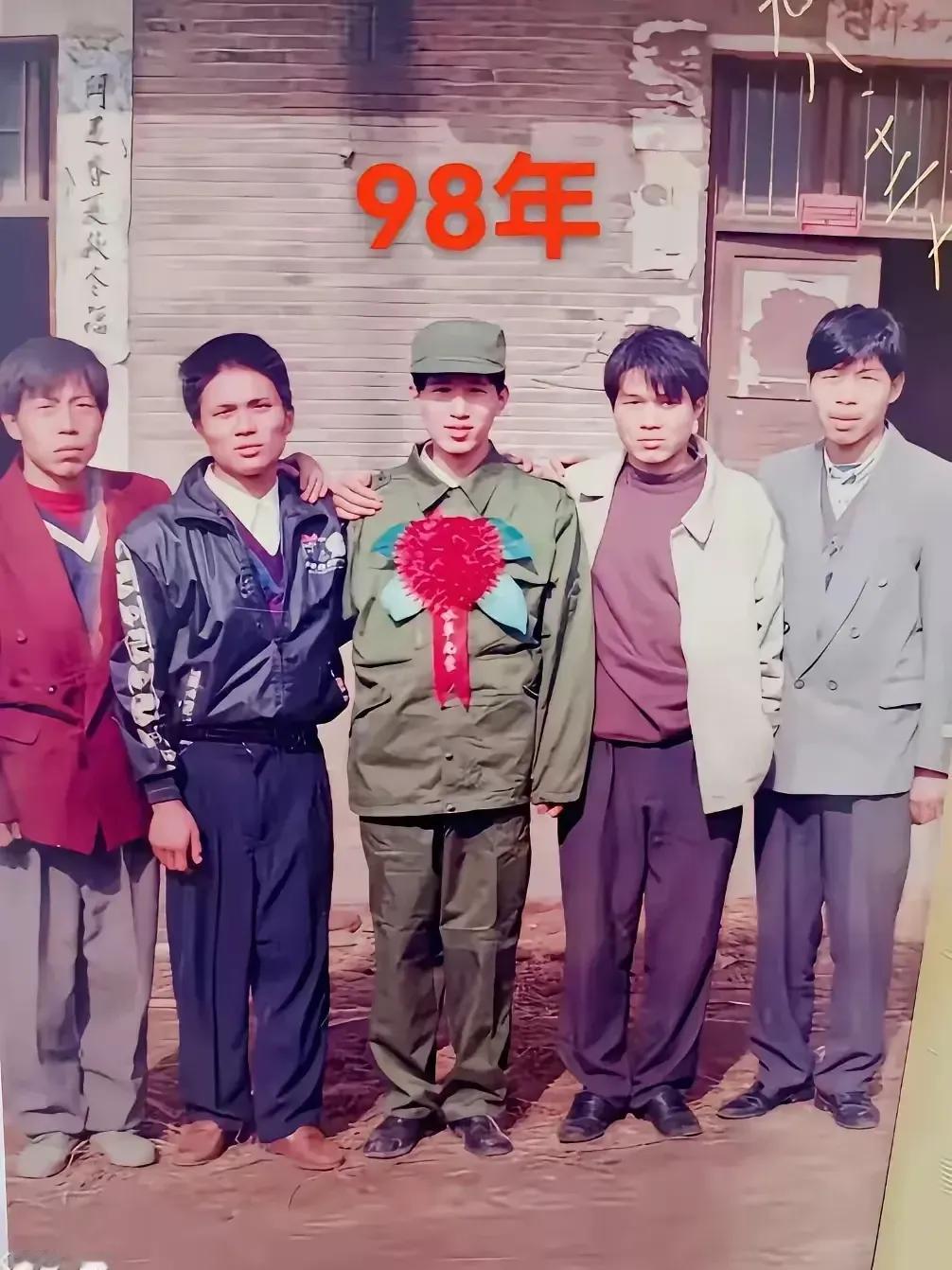 当过兵的就是不一样，二十多年过去了，身姿依然挺拔，气质出众！