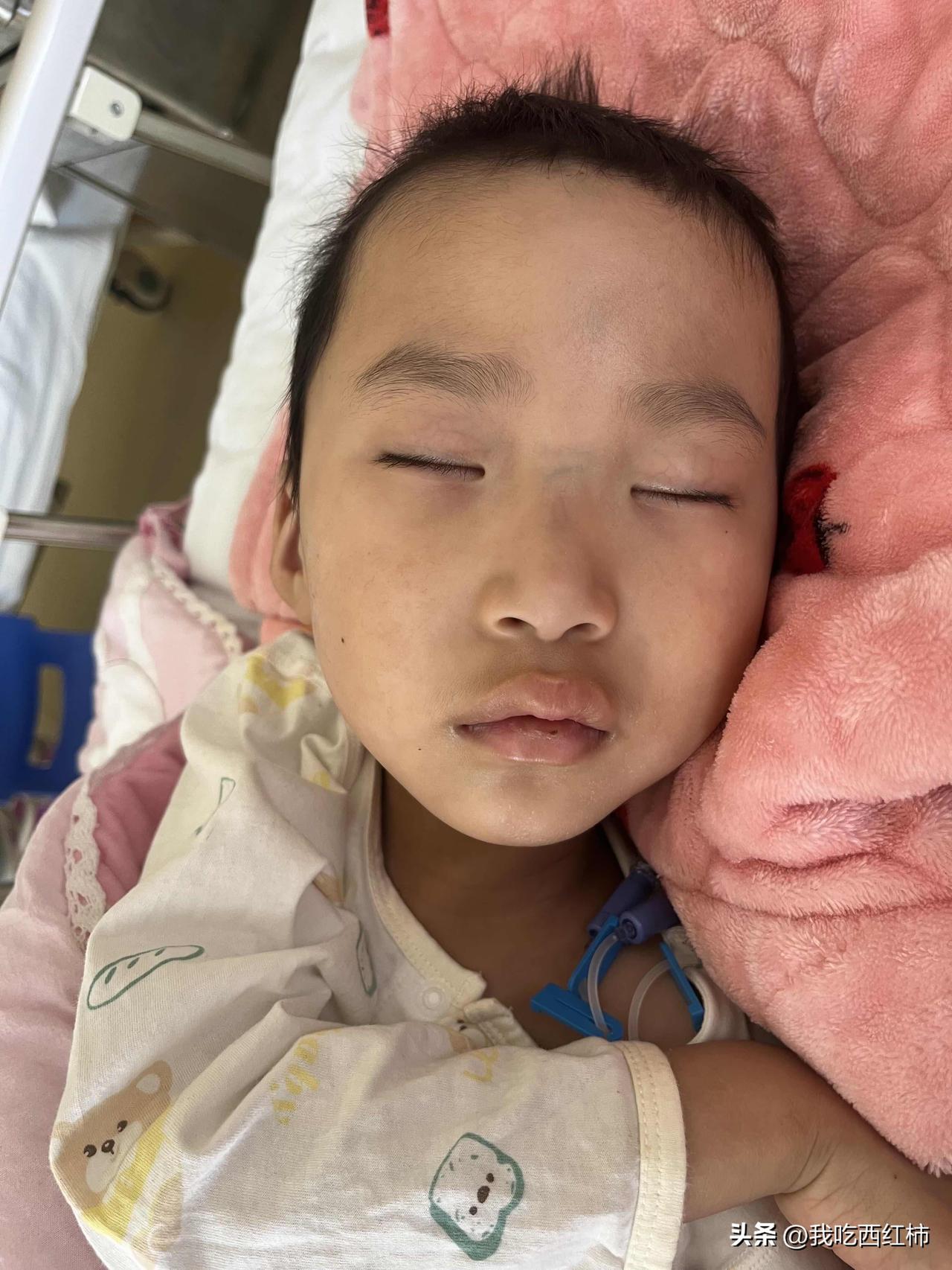 这几天，她不吵不闹，只是睡。不吃不喝，也不说话。翻身时会轻轻喊疼，偶尔睁一下眼，