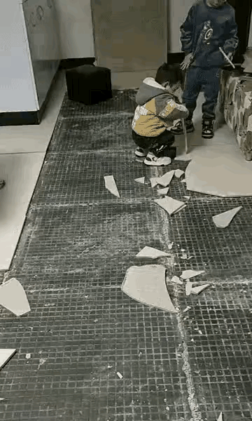 1：小小年纪就已经有了天赋，应该感到欣慰啊？
2：这么柔软的吗？很厉害了啊。