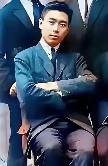 
翻出那张留法七子的老照片，视线还是会被周总理死死拽住。那时候的他，国字脸庞，