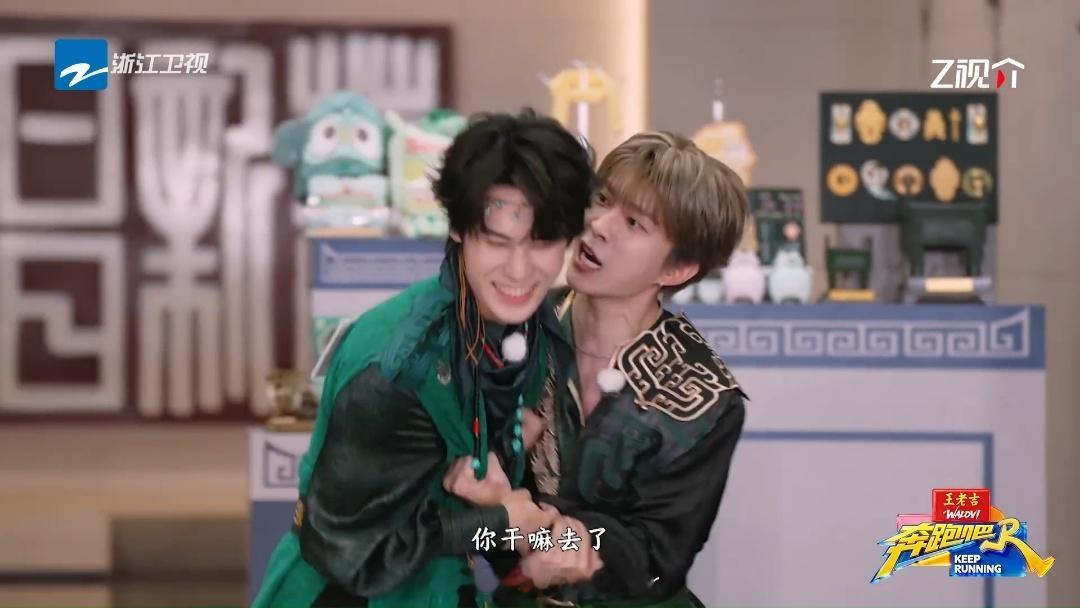 救命，范丞丞简直是官方吐槽。张真源刚露面，他就翻旧账，问他是不是去唱歌了。这语气