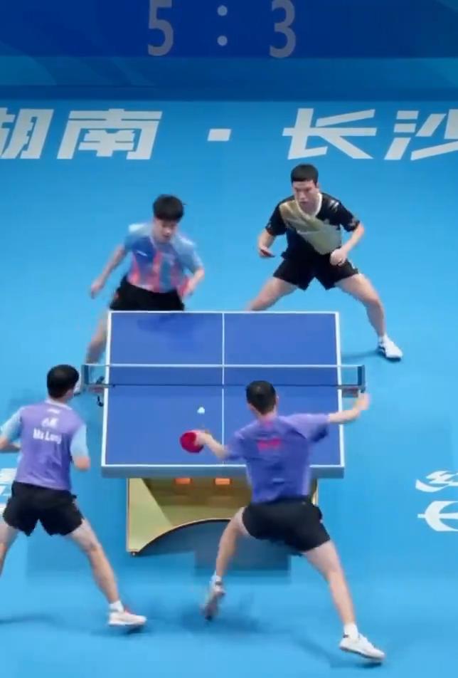 强力的一板正手的连续进攻之后拿到了第三局的胜利，这样马龙和许昕也是以三比零的总比