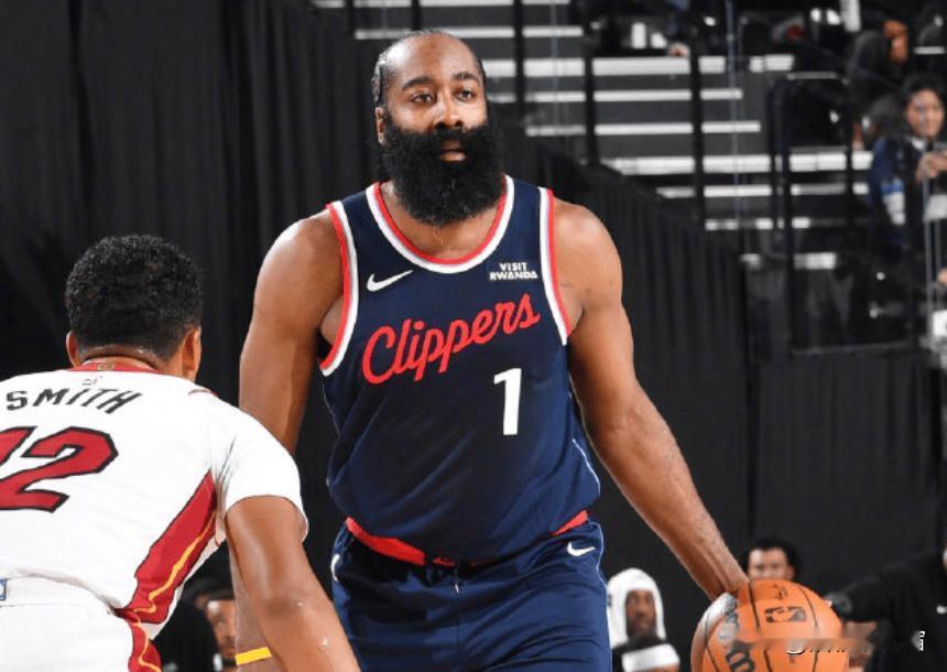 看篮球新闻讲，伦纳德和比尔要缺席背靠背对阵雷霆的比赛。嘿，这新闻一出来，我就寻思