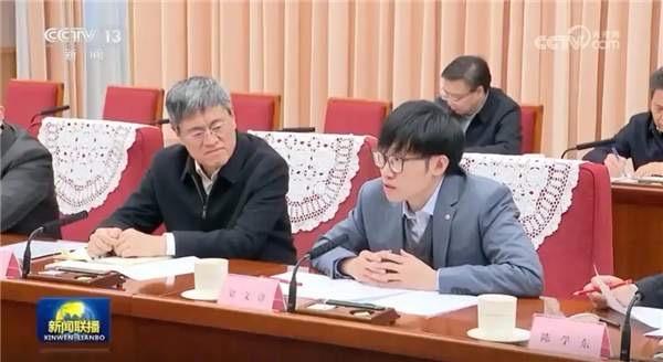 杭州又出了一个新首富。身家2440亿！DeepSeek梁文锋登顶全球AI新首富！