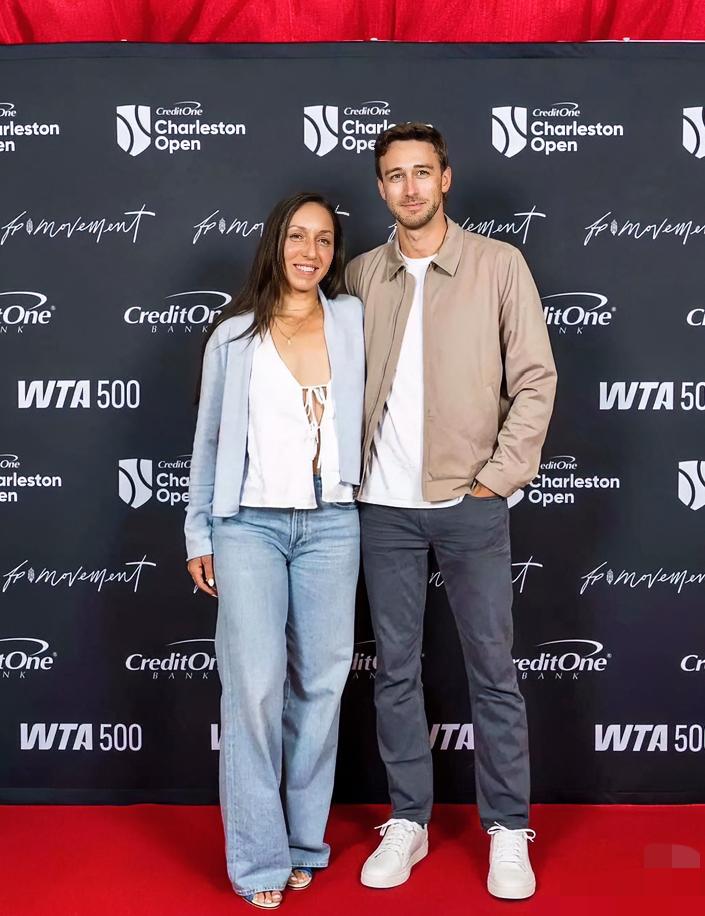 佩姐夫亮相！！
这是第一次看到合照[星星眼]
佩古拉携老公出席查尔斯顿站球员晚宴