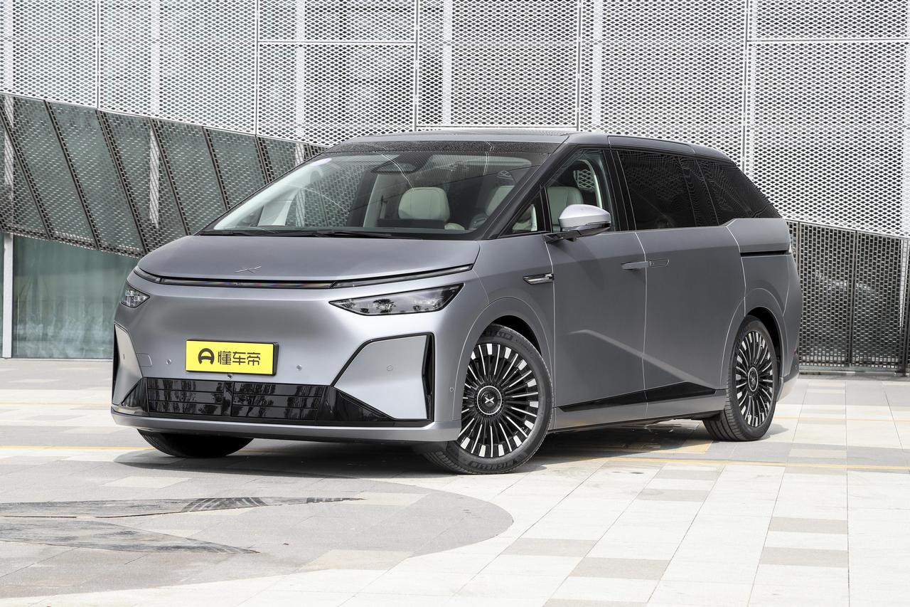 2026 款小鹏 X9 纯电版正式上市，售价30.98-36.98 万元。新车外