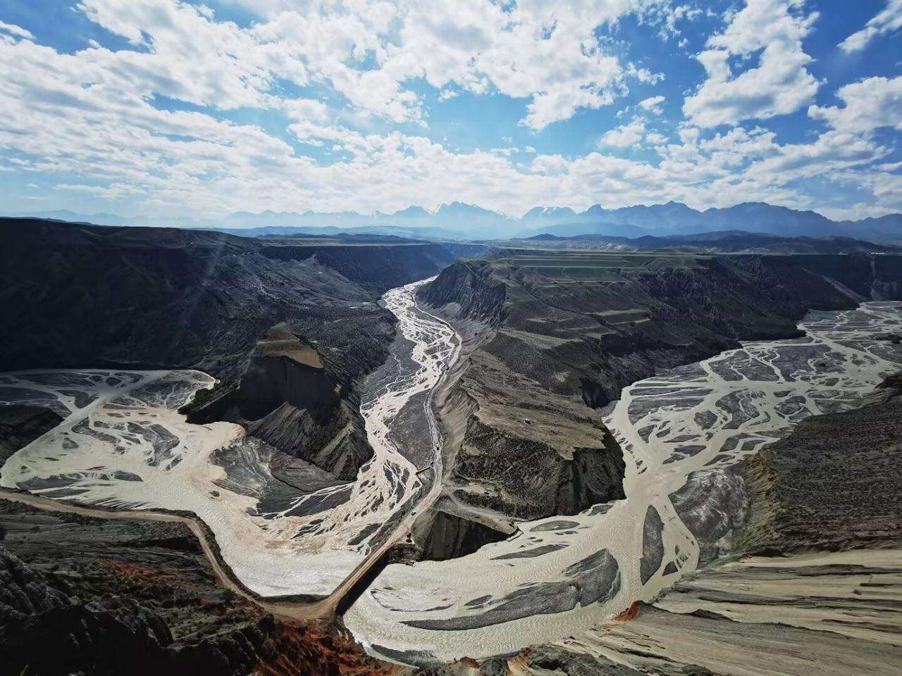 新疆安集海大峡谷，简直就是大自然酩酊大醉后，随手挥洒的颜料盘！
原本平整的大地，