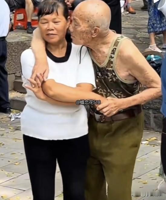 在广场舞中找舞伴的老头不外乎两种人：一是退休金花不完或没地花的；一种是没有钱想白