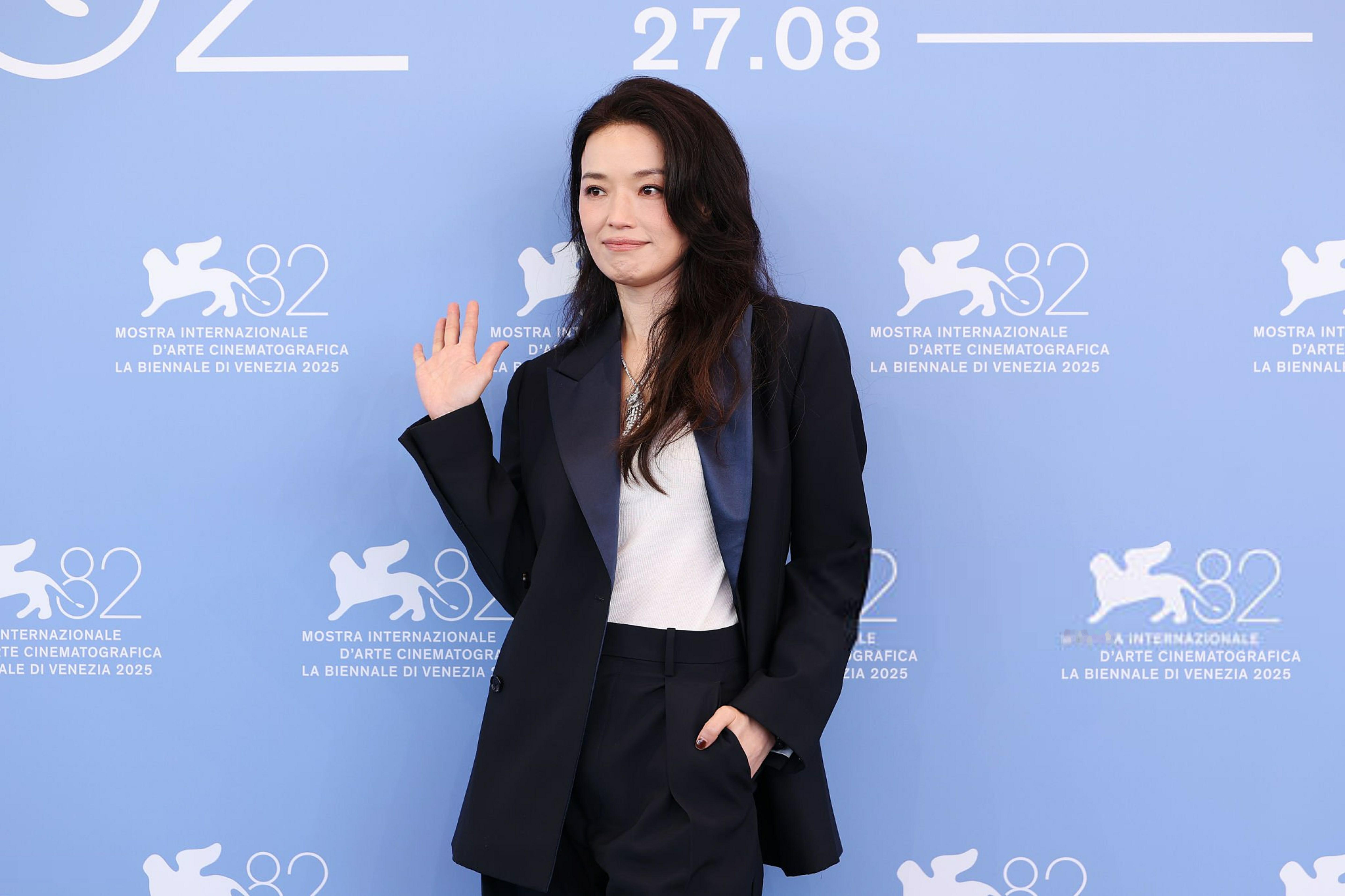 舒淇看她的主演的眼神 导演携首作《女孩》出席威尼斯电影节记者会。从演员转变身份，