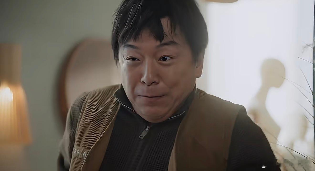 宁浩黄渤这回疯狂到家里了从街头荒诞到家庭日常，宁浩依旧稳，黄渤依旧绝。黑色幽默与