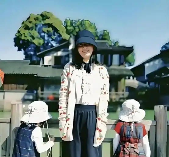 谢娜的三位女儿的照片被曝光了，看到她们的模样，简直就是张杰的缩影。 ​ ​​​
