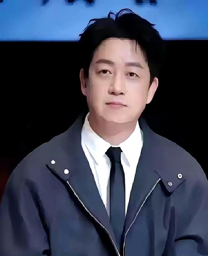 17岁的顶顶，自己收拾行李搬去跟潘粤明住了。

董洁这次没拦着。她自己也在采访里