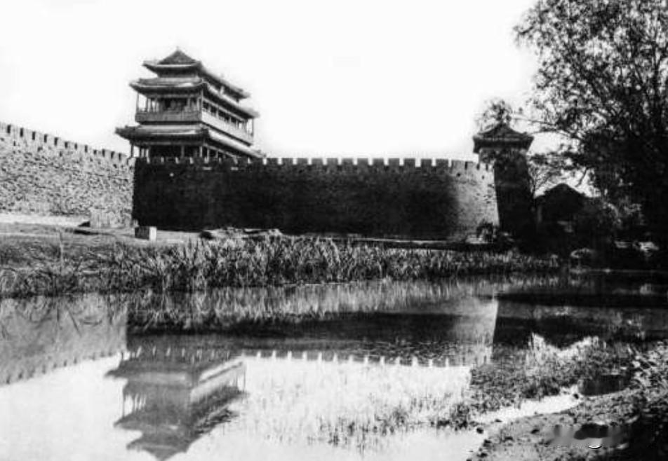 1957年，北京永定门城楼因为“妨碍交通”被拆除，48年后，果不其然开始复建永定