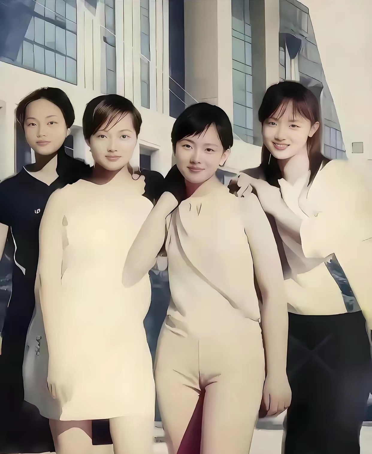 90年代深圳有好多打工妹，那叫一个纯真自然。回不去的青春，那年代的自然美太绝了！