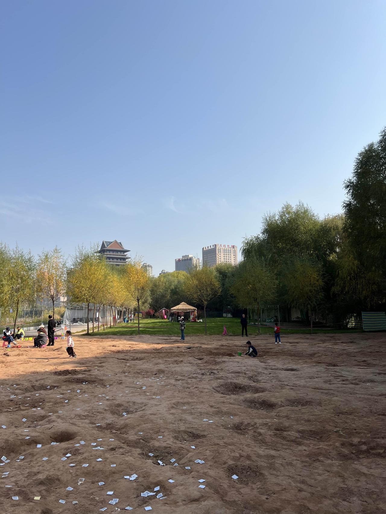 第一方面从黄河水来看，冬天的时候，黄河的水很清很绿，夏天的时候，黄河的水很浑浊，