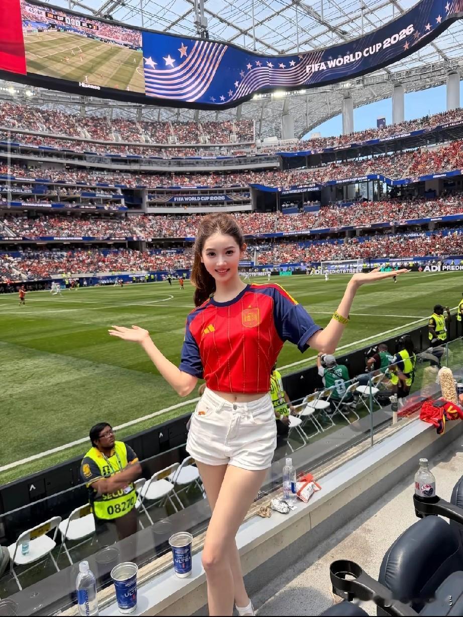 篮球女神金佳悦闪现世界杯现场！可得注意安全啊！

真是体育界女主持的天花板啊，从