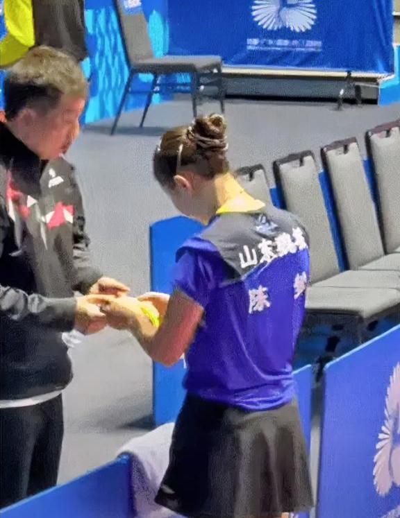 陈梦的下意识动作，引来赞声一片。简单，随性，却透着自身的美，人不是天生有热度，她