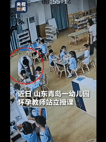 “被央视表扬了”。 山东青岛某幼儿园，一怀孕女教师正给小朋友授课，丝毫没注意到身