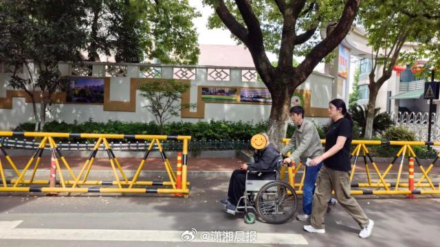 【#社工发现楼梯拐角有血救回独居老人#】5月14日（发布），据杭州日报，前阵子的