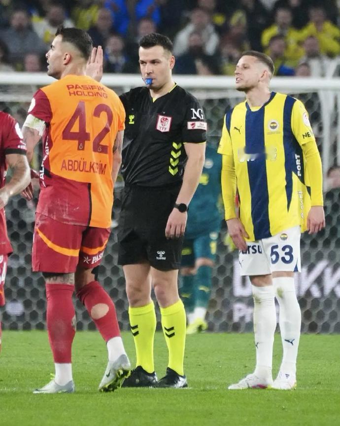 足球：土耳其足坛爆出重大赌博丑闻
土耳其足球联合会披露，该国职业足球联赛571名