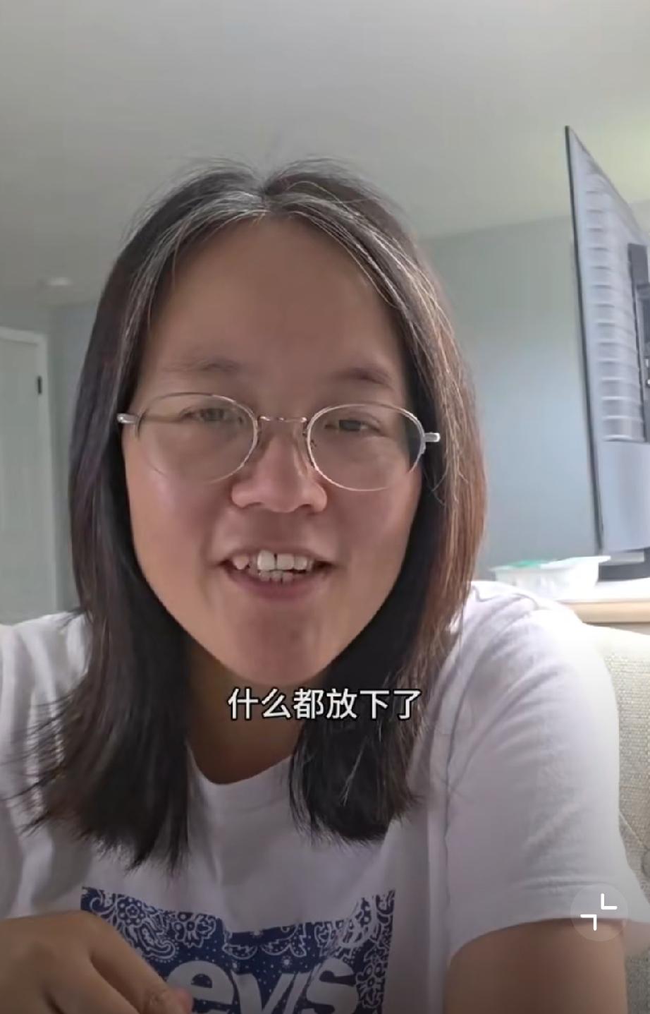 这个海外润人解释为啥放不下国内的社交媒体：没人规定不能使用中国社交平台啊，而且你