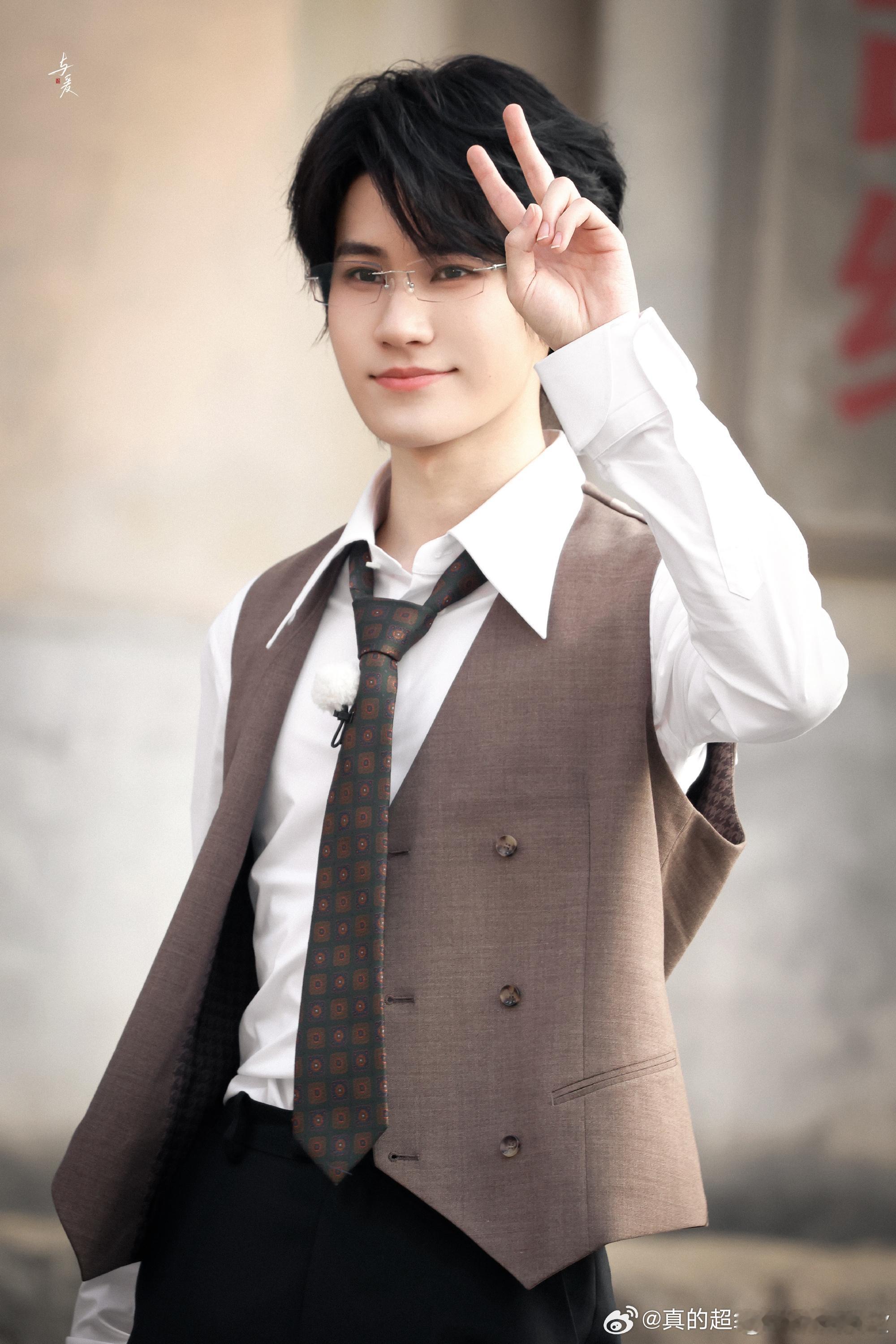 张真源连撕四人名牌终结比赛 撕名牌赛场被张真源彻底主宰，沉稳淡定气场拉满，面对多