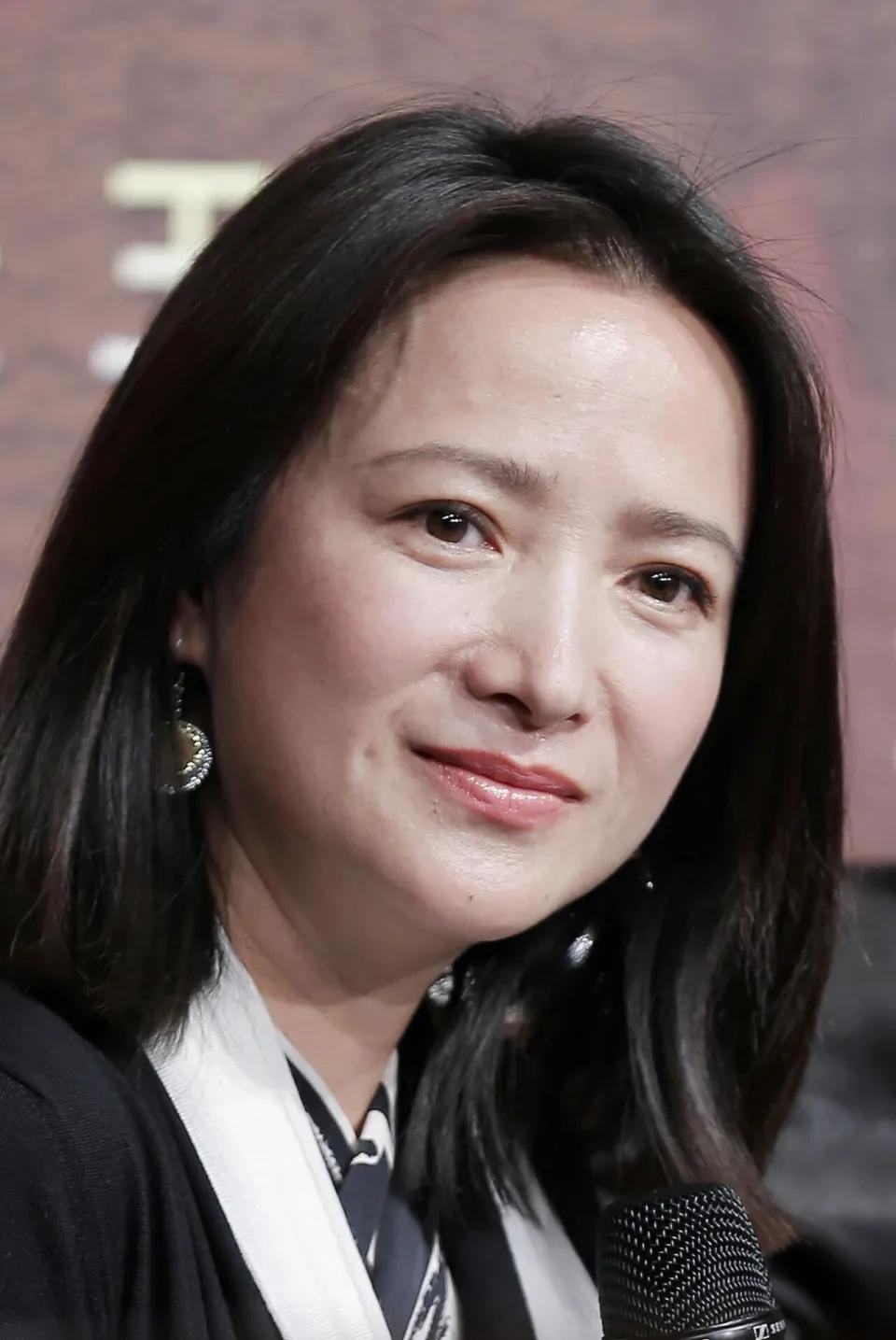 1983年，何晴被《西游记》总导演杨洁慧眼识珠，在剧中饰演灵吉菩萨化身的“怜怜”