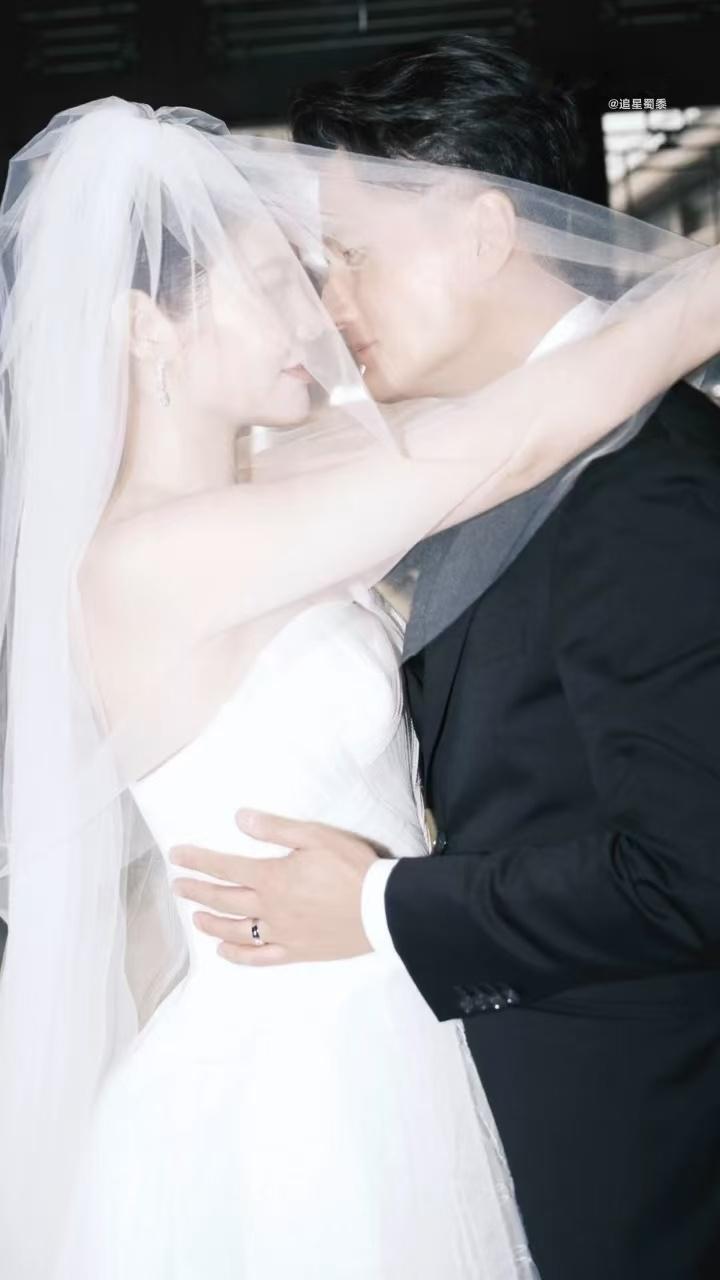 徐冬冬给尹子维哄成胚胎了徐冬冬尹子维婚后厨房vlog徐冬冬：哄老公我是专业的，先